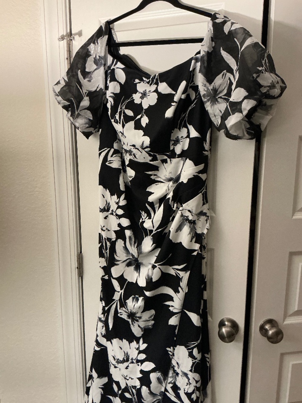 Xscape Long Formal Dress Size 14W Black and White